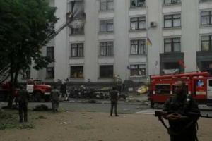 После авиаудара по Луганской облгосадминистрации, в здании начался пожар