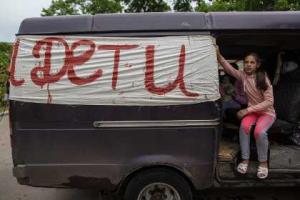 Два автомобиля с детьми из Славянска попали под огонь украинских войск