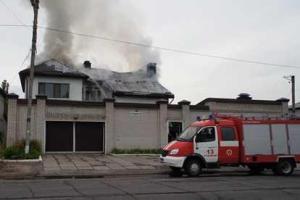 В Луганской области ликвидировали пожар в 2-этажном жилом доме