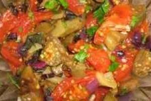 Салат из баклажанов с запеченными овощами