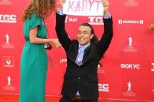 На открытии кинофестиваля в Одессе парень выбежал с табличкой "Путлер капут"