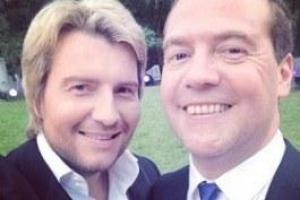 Дмитрий Медведев спел на свадьбе малоизвестной певицы