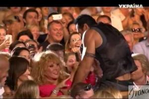 Стас Костюшкин упал на Пугачеву во время выступления