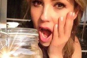 Певица сфотографировалась со своими удаленными ребрами