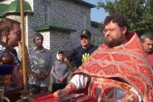 Под Киевом священника облили томатным соком