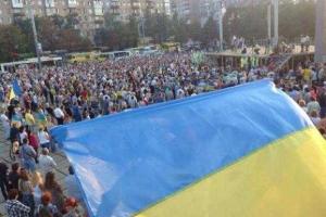 На митинге в Мариуполе развернули огромный флаг Украины