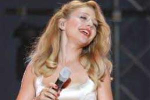 Тина Кароль упала во время концерта