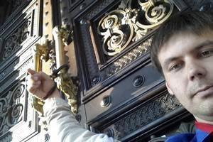 Крымчанин на 9 часов приковал себя к дверям Нацбанка