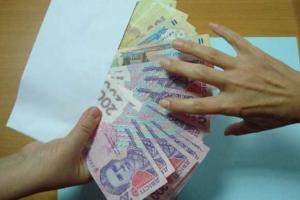В Украине средняя зарплата сократилась почти на 170 гривен