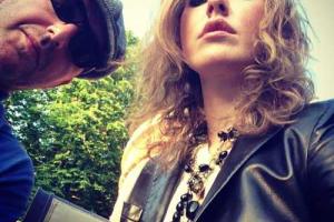 Собчак опубликовала в Сети видео, где специальное приспособление раздвигает ее ноги 