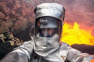 Канадский ведущий сделал селфи в кратере действующего вулкана