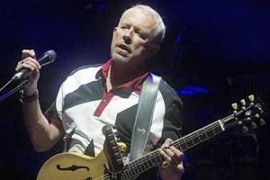 Концерт Макаревича в Москве сорвали перцовым газом