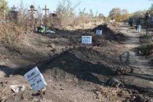 В Ростове нашли десятки свежих могил с аббревиатурами "НМ" и "НЖ"  