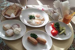 Солистка «ВИА Гры» Эрика Герцег ест за троих