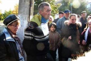 Мужчину с украинским флагом боевики привязали к "столбу позора"