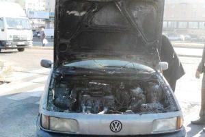 В Киеве пожарные потушили горящее на дороге авто 