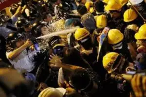 В Гонконге новые протесты, митингующих разгоняют газом