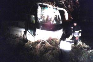 В Ужгороде спасатели вытащили из кювета автобус с людьми