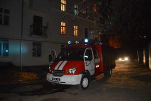 Во время пожара в многоэтажке в Черновицкой области пожарные спасли мужчину и еще 10 человек эвакуировали