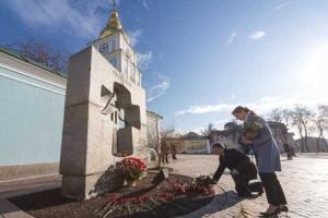 Президент и Первая леди Украины почтили память жертв Голодомора