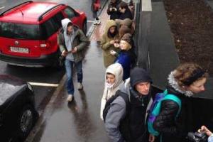 Москвичи стали в очередь к закрытому "МакДональдсу"
