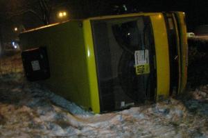В Киеве перевернулась маршуртка с пассажирами