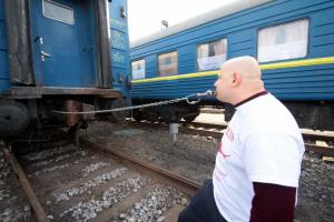 Львовянин установил новый рекорд, протянув зубами 56-тонный вагон