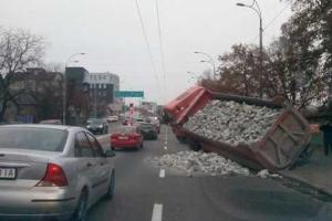 Фура с камнями перевернулась в Киеве
