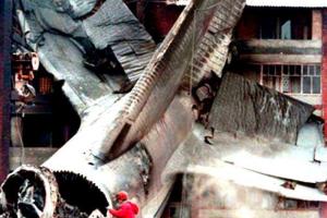 Авиакатастрофа в Чикаго: самолет упал на жилой дом, пилот пока не найден