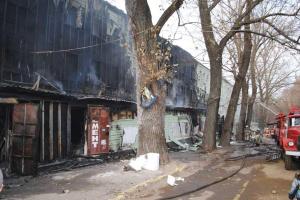 В Днепропетровске горел 4-этажный дом и часть рынка