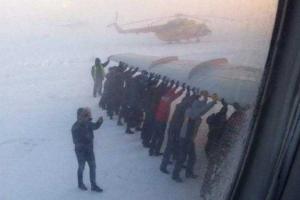 В Красноярском крае пассажиры толкали примерзший самолет в 52-градусный мороз