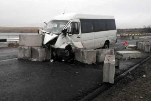 ДТП в Донецкой области: автобус врезался в бетонные блоки, 17 человек пострадали