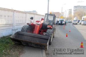 В Луцке под колесами погрузчика погибла пенсионерка