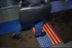 В московском ТЦ посетители вытирают ноги о флаг США