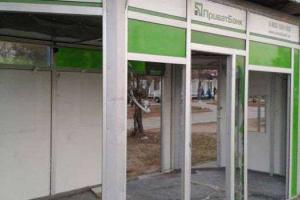 В Керчи вандалы разгромили отделение "Приватбанка" и украли банкомат