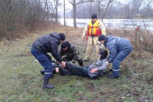 Сотрудники ГСЧС Харьковской области спасли провалившегося под лед рыбака