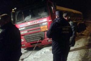 В Хмельницкой области спасатели оказали помощь водителю грузовика в извлечении его из кювета