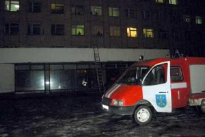 В Хмельницком спасатели сняли с крыши дома несостоявшегося самоубийцу