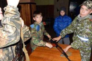 В Антраците на Луганщине замечены дети с оружием
