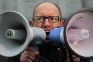 Яценюк заявил, что главная задача в 2015 году - выжить