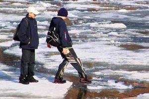 В Киеве с тонкого льда спасли мужчину с маленькой девочкой