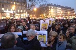 В Париже тысячи людей вышли на демонстрацию против терроризма