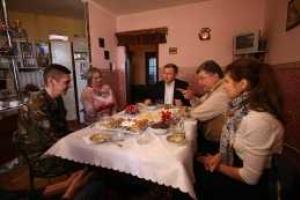 Президент с супругой посетил семью участника АТО