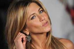 Дженнифер Энистон хочет сменить фамилию