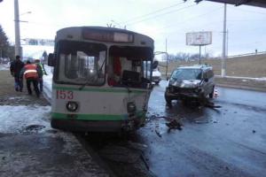 В Хмельницком "Mercedes" столкнулся с троллейбусом
