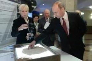 Путин нарисовал смешную рожицу на песке 