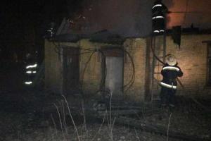 В столице ночью тушили пожар на территории тубдиспансера