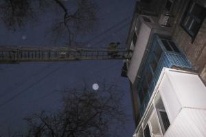 В Запорожье во время пожара в доме бойцы ГСЧС спасли 12 человек, один из которых ребенок