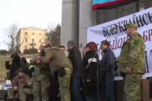 Около 500 человек на Майдане требуют импичмента Порошенко