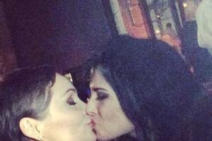Бывшие участницы «ВИА Гры» показали страстный поцелуй
